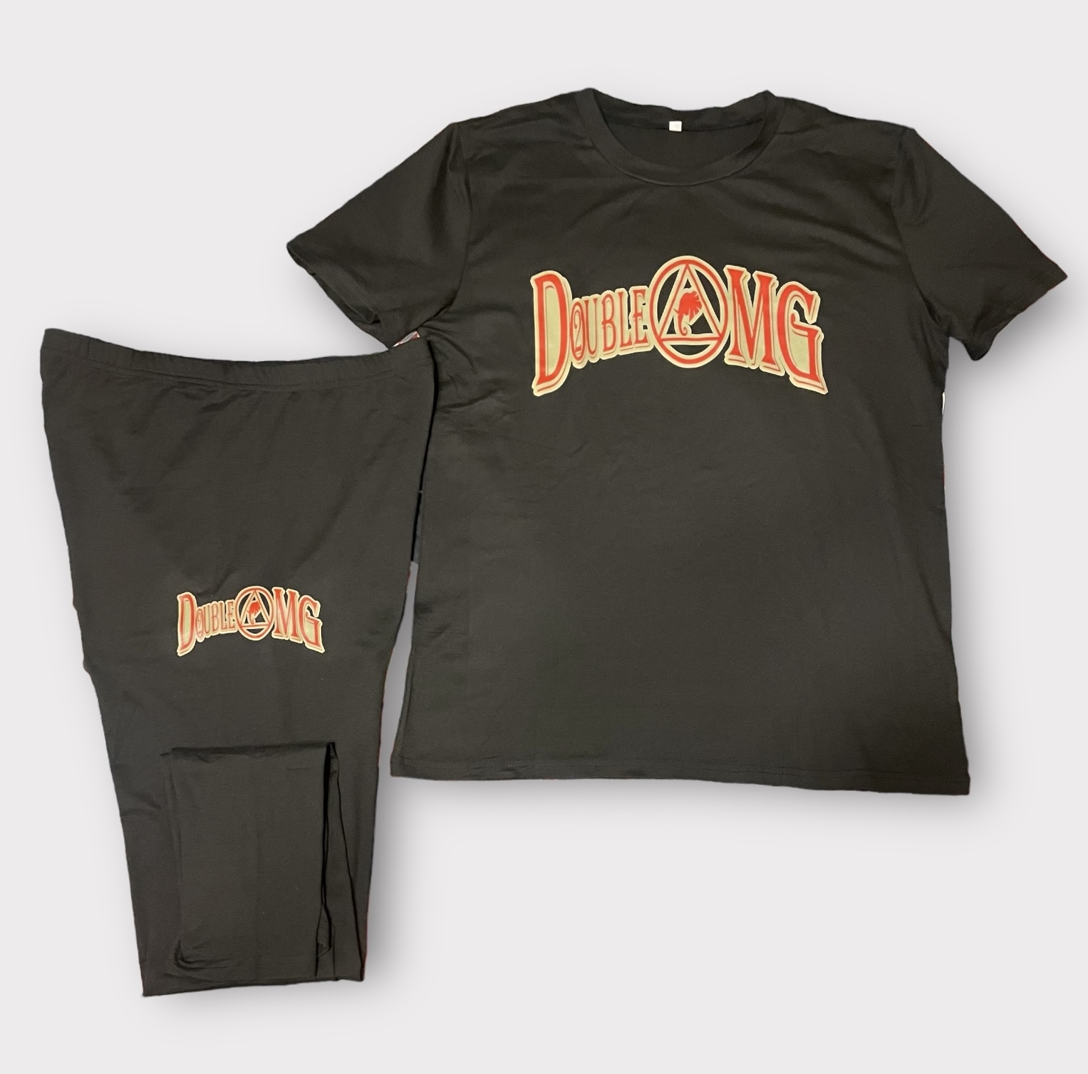 A black t-shirt and pants with the words " dueling drums ".
